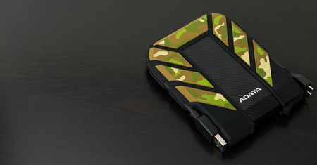 ADATA HD710M to pancerny dysk zewnętrzny. Ale czy zniesie rzucanie i topienie?