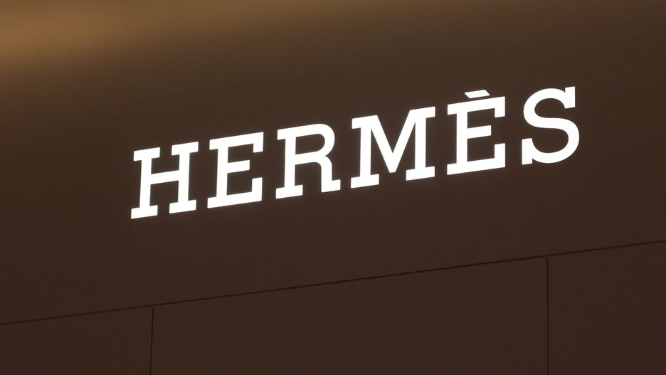 SHENZHEN, GUANGDONG, CHINA - 2019/10/05: French high fashion luxury goods manufacturer Hermès logo seen in Shenzhen. (Photo by Alex Tai/SOPA Images/LightRocket via Getty Images)