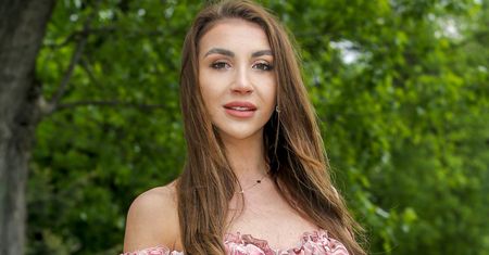 Nathalia Fok w mocno wyciętym stroju. Pokazała efekt operacji biustu