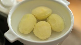 Tylko tak przechowuj obrane ziemniaki. Nie zrobią się ciemne