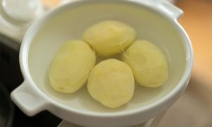 Tylko tak przechowuj obrane ziemniaki. Nie zrobią się ciemne