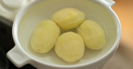 Tylko tak przechowuj obrane ziemniaki. Nie zrobią się ciemne