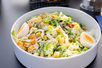 Zamieniłem 1 składnik w słynnej sałatce. Wyszła tak pyszna, że nawet żona wzięła dwie dokładki