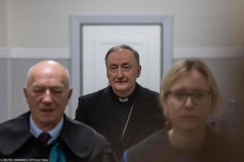 Bezprecedensowy proces biskupa. Sędzia: Kościół to nie wyspa