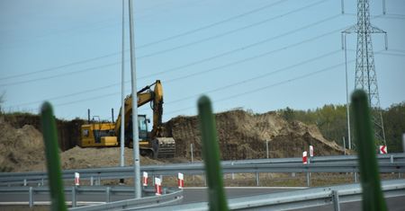 Mija 5 miesięcy od oddania S6. Finiszują prace ziemne poza jezdnią na odcinku: Sławno - Słupsk i są utrudnienia