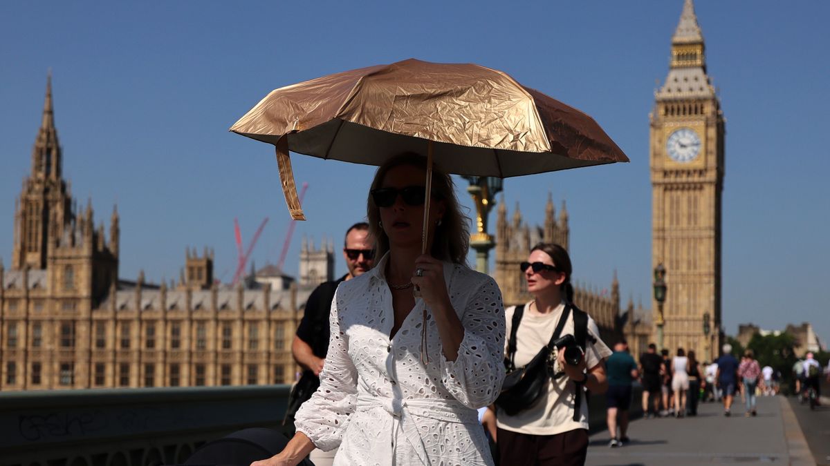 A pedestrian shelters from the sun while passing parliament in London, Britain, 24 June 2026. The UK is bracing for its hottest June day on record, with temperatures forecast to rise above 39 Celcius. The Met Office has issued a red warning for extreme heat for 24 June. EPA/ANDY RAIN Dostawca: PAP/EPA.
