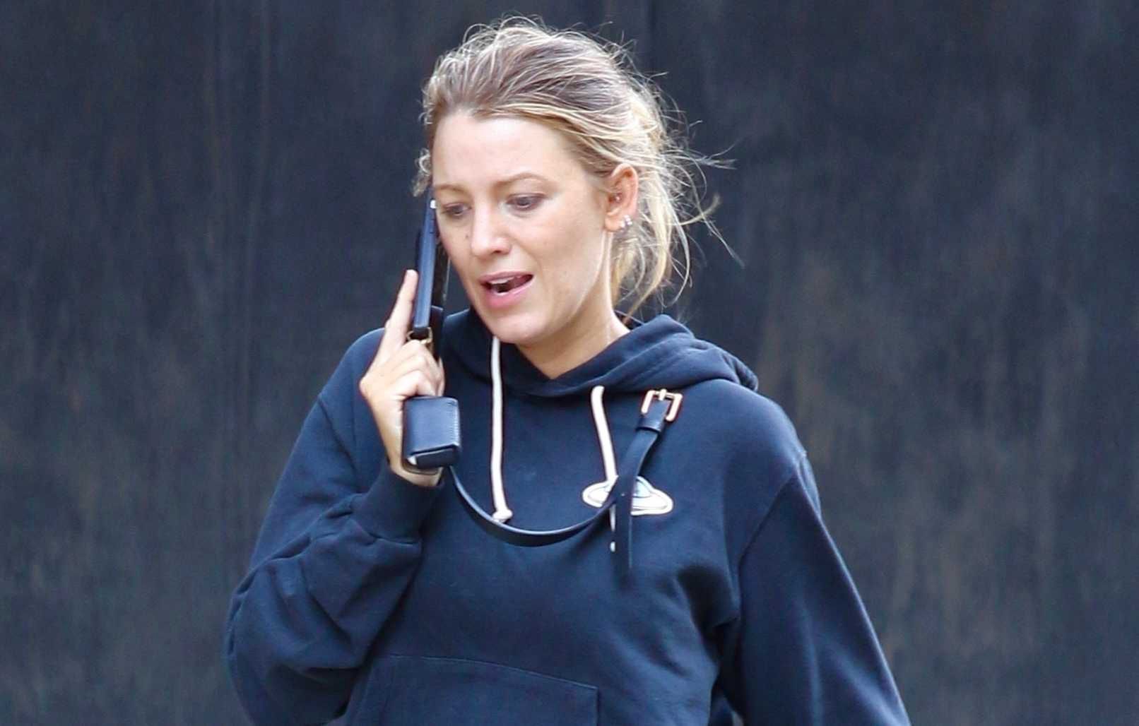 Naturalna Blake Lively na samotnym spacerze