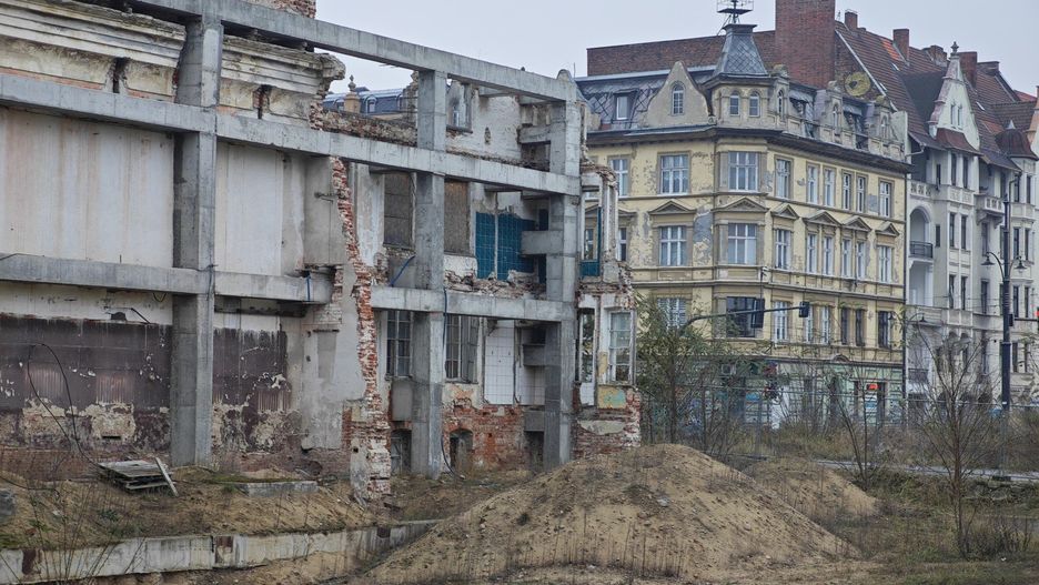 Przy ul. Warszawskiej, po dawnym kinoteatrze &#34;Grunwald&#34; powstanie nowa siedziba Teatru Muzycznego w Toruniu. Chętni ją zaprojektować zgłosili się z całego kraju, a nawet z Londynu. Szczegóły: w tekście.