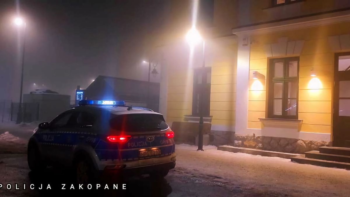 Dziewczyna czekała na pociąg na mrozie... bo dworzec jest zamykany na noc 