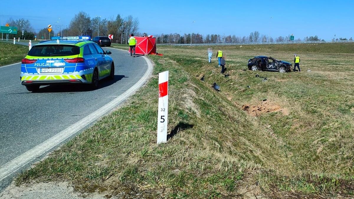 Roztrzaskane Audi na DK17 w powiecie puławskim