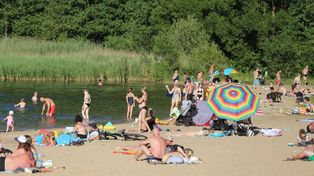 Turkusowa woda, piaszczyste plaże i piękne widoki. TOP 15 plaż i kąpielisk w regionie, które warto odwiedzić w upalny weekend