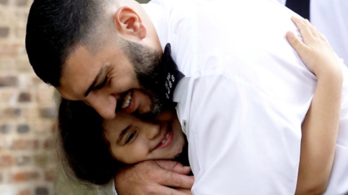 Noura miała zaledwie sześć lat, gdy omal nie padła ofiarą nożownika. Dziewczynka nie kryje, że jest wdzięczna policjantom za uratowanie jej życia 