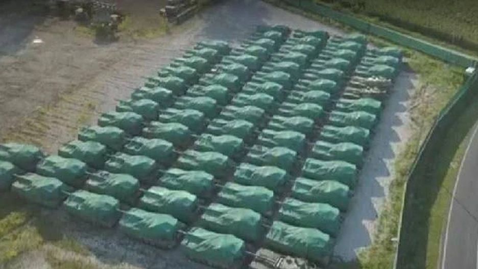 Czołgi Leopard 1 stojące w bazie pod gołym niebem