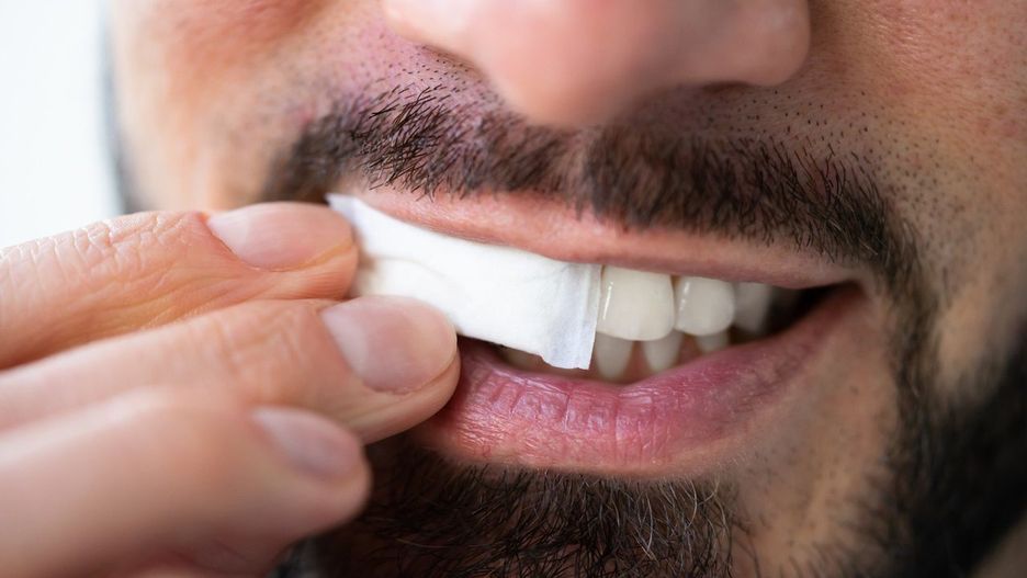 Woreczek umieszcza się pod górną wargą. Zawarta w nim nikotyna jest wchłaniana przez błony śluzowe. Jeden snus może zawierać aż 60 mg nikotyny, a papieros - do 20 mg