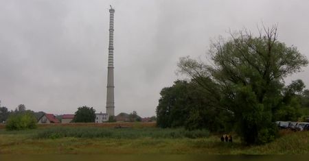 Miał 222 metry wysokości, runął w kilka sekund