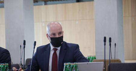 Koronawirus. Wiceminister przyznaje: "Pandemia poturbowała system opieki zdrowotnej. Skala nas przerosła"