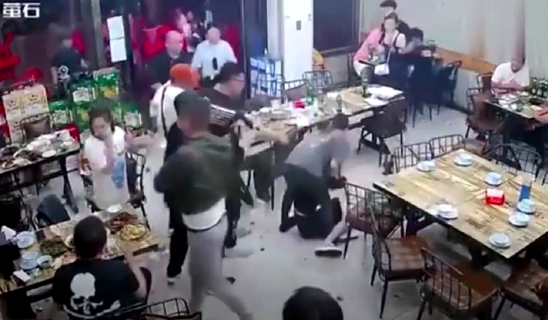 Kadr z nagrania z restauracji w Tangsham, gdzie doszło do brutalnego skatowania 4 kobiet