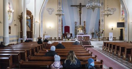 Ksiądz znalazł słodki sposób na przestrzeganie obostrzeń