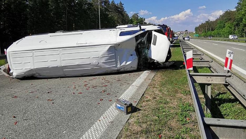 Wypadek pod Tomaszowem. S8 zasypały truskawki