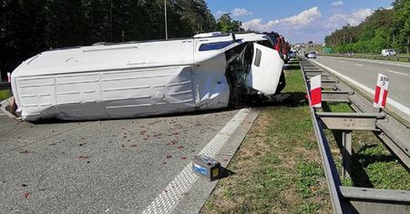 Wypadek pod Tomaszowem. S8 zasypały truskawki