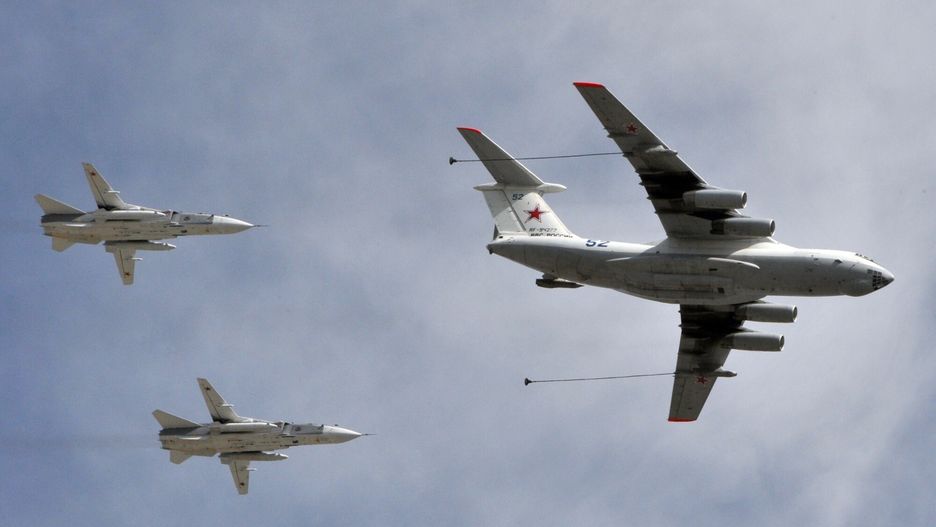 Zdjęcie ilustracyjne. Na zdjęciu ysliwce bojowe Su-24 i samolot cysterna IL-78
