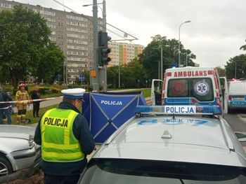 Uderzył w sygnalizator. Uszkodzony słup przewrócił się na pieszego