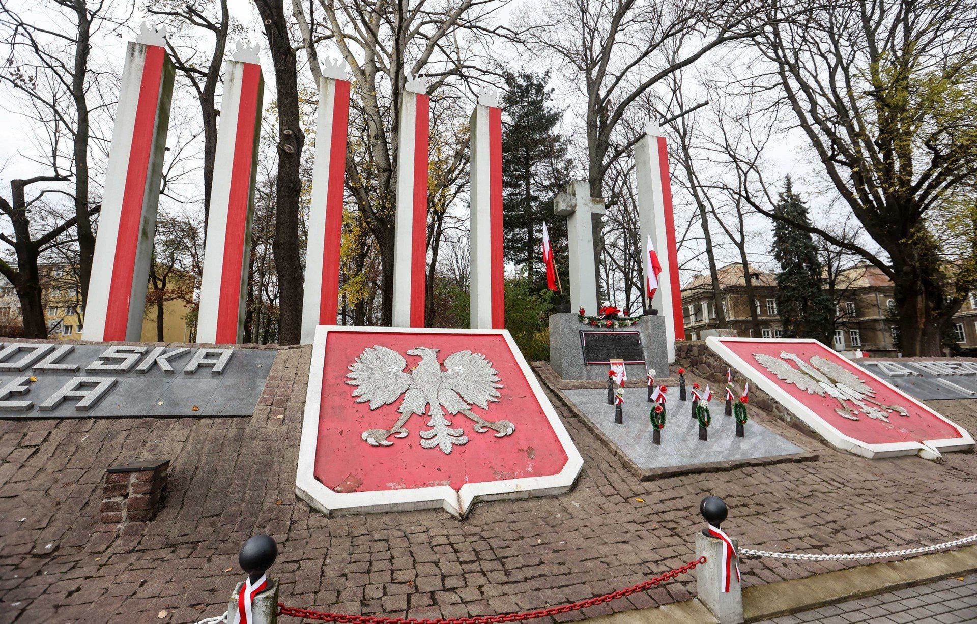 Skromna, ale bardzo ważna uroczystość przed Pomnikiem Poległych Dziesięciu Rąk