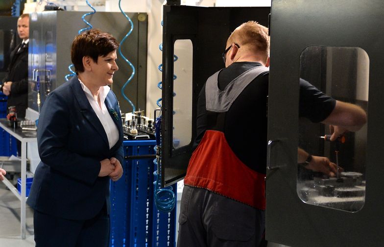 Premier Beata Szydło podczas wizyty w firmie Radmot w Woli Gutowskiej