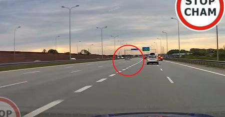 To nie wytwór AI. Leżał na środku A1. Nagranie obiega sieć