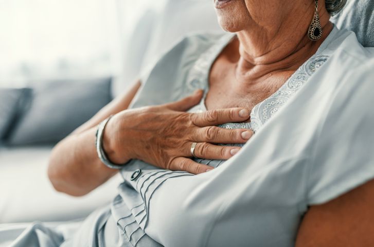 Ból klatki piersiowej często budzi niepokój u pacjentów.