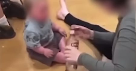 Ogromny skandal w internecie. Dziecko piło wódkę od rodziców