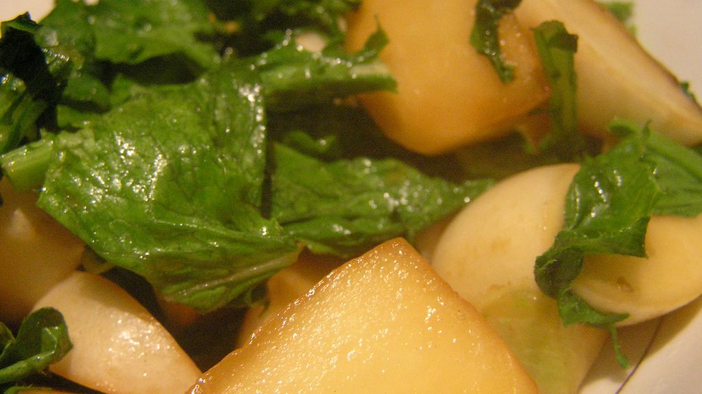 Gotowana mrożona rzepa z liśćmi bez dodatku soli, odsączona