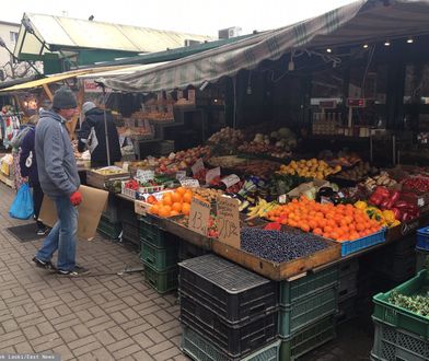 Klient zaatakowany w warzywniaku. Powodem był symbol na maseczce