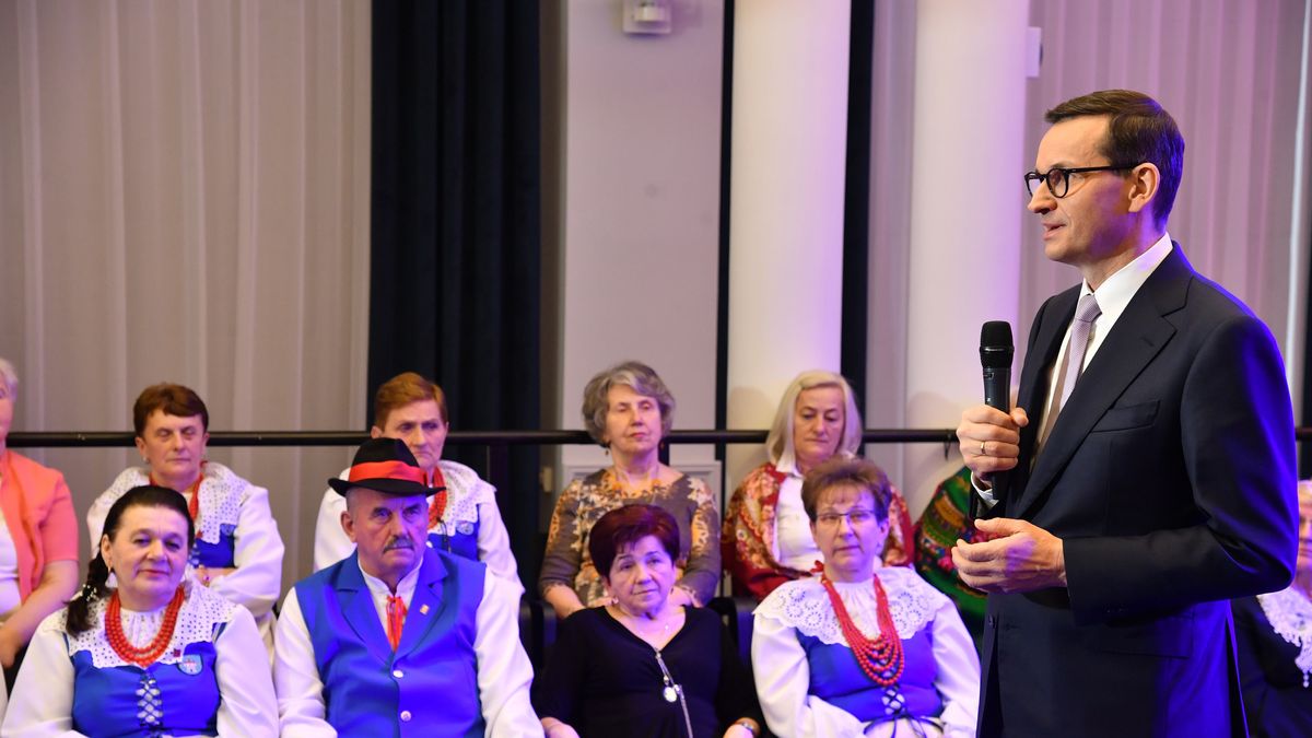 Warszawa, 31.03.2023. Premier Mateusz Morawiecki (P) podczas konferencji "Rząd blisko seniorów" w siedzibie Ministerstwa Rodziny i Polityki Społecznej w Warszawie, 31 bm. (amb) PAP/Radek Pietruszka