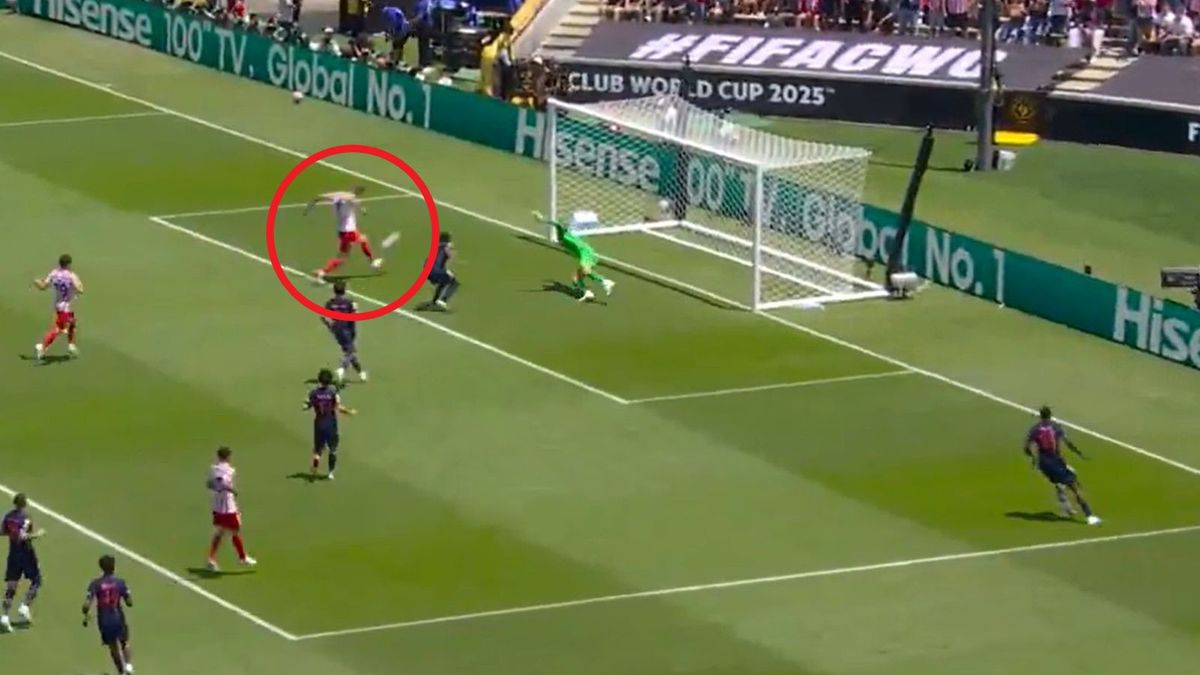 Twitter / DAZN Football / Kompromitujące pudło Sorlotha w meczu z PSG