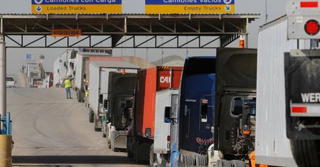 NAFTA już nie taka zła dla Donalda Trumpa. USA nie opuszczą układu o wolnym handlu, chcą go renegocjować