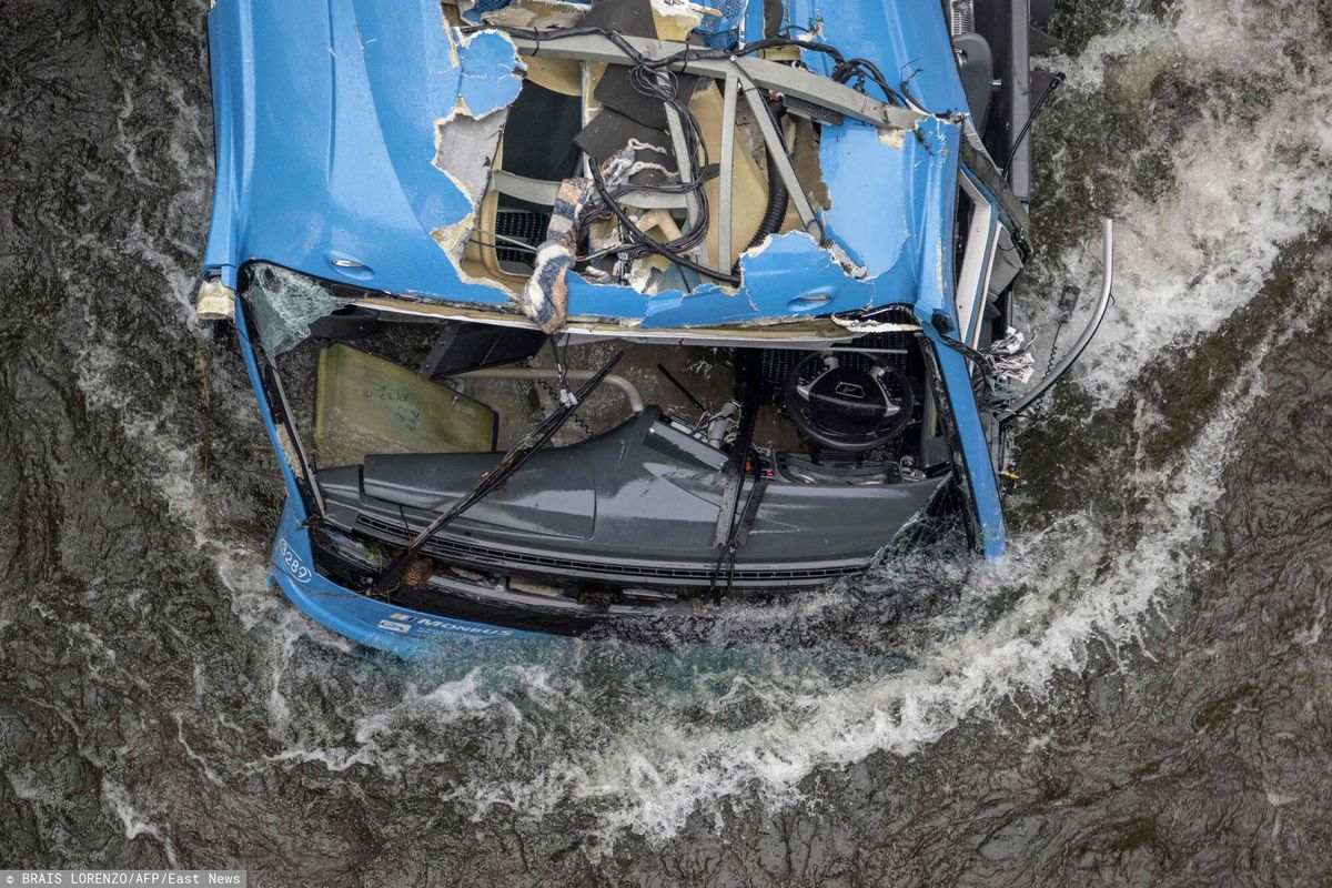 Wypadek autokaru w Hiszpanii. Pojazd wpadł do rzeki