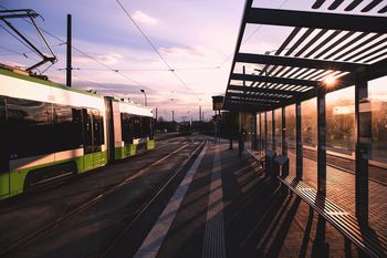 Budowa tej trasy tramwajowej idzie jak burza. Co za tempo. Kierowcy odczują to poprzez kolejne zmiany w ruchu