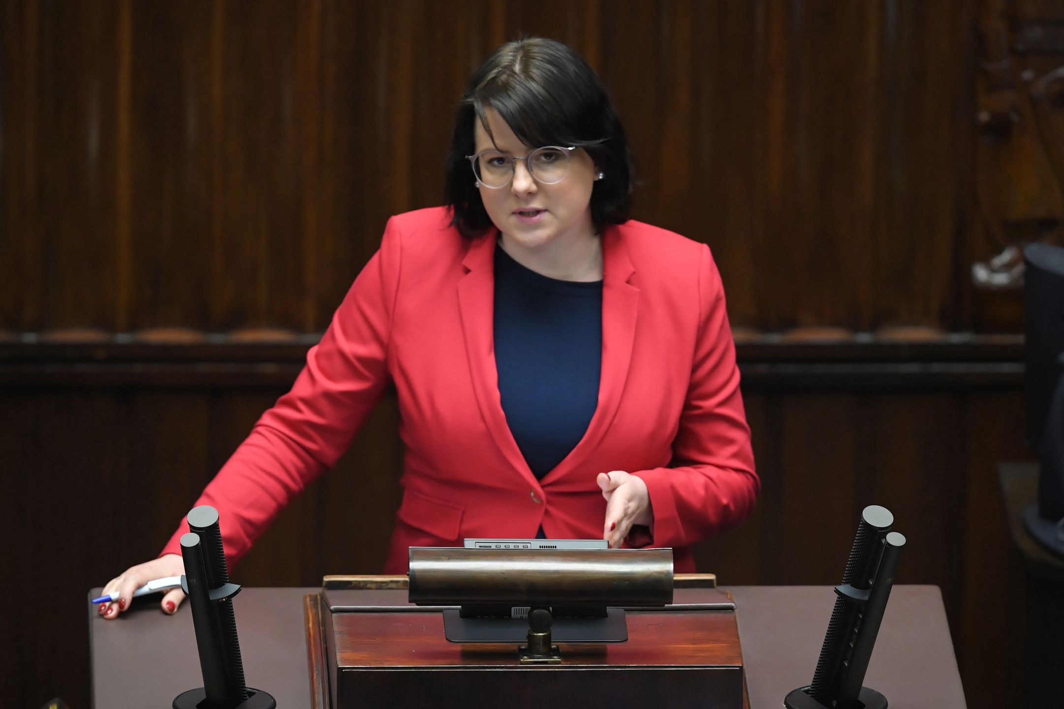 Kaja GodekWarszawa, 15.04.2020. Dzia�aczka pro-life Kaja Godek na sali obrad Sejmu, 15 bm. W trakcie dwudniowego posiedzenia pos�owie zajm� si� m.in. obywatelskim projektem dot. zaostrzenia prawa antyaborcyjnego, projektem noweli Prawa �owieckiego, zak�adaj�cym dopuszczenie dzieci do udzia�u w polowaniach, oraz projektem tzw. ustawy stop 447. (amb) PAP/Radek PietruszkaRadek Pietruszka9  9.  IX, covid-19, epidemia, epidemie i zarazy, kadencja  kadencji, Kaja Godek, koronawirus, obrady, polityk  polityka, polityka, posiedzenie, posiedzenie posiedzenia, pos�owie, projekty, sala obrad, SARS-CoV-19, Sejm, sejm  sejmu, sejmu