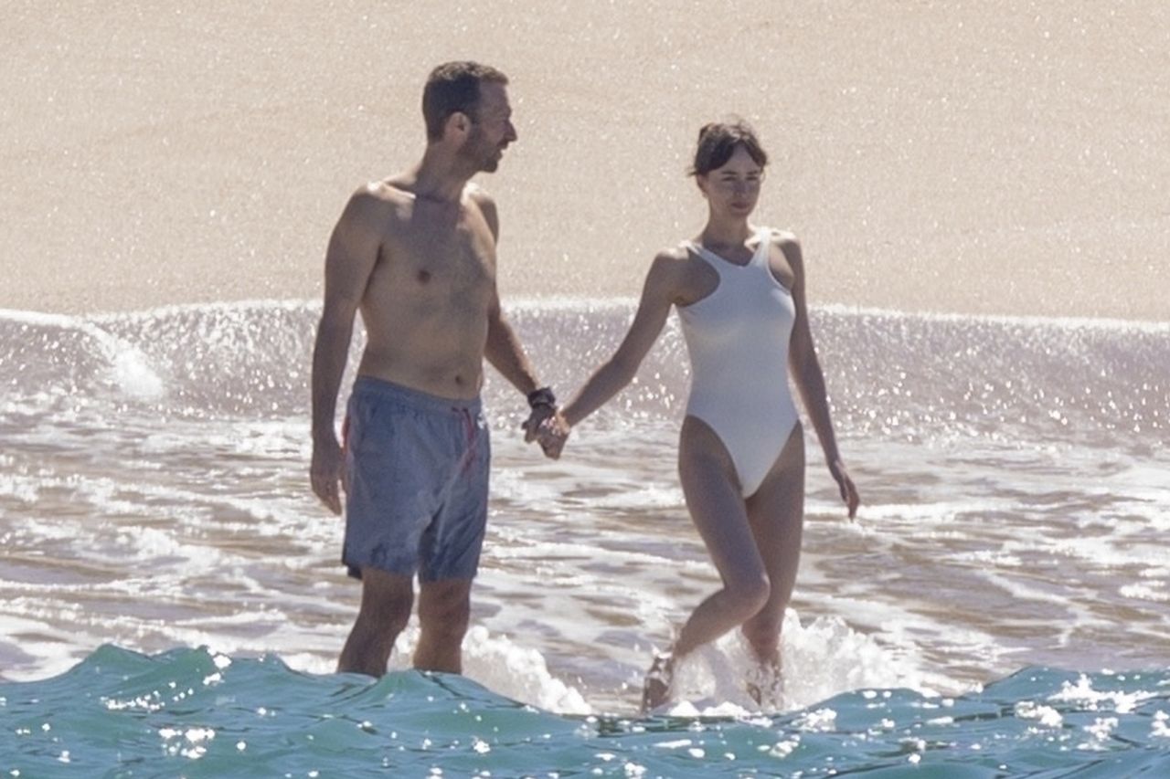 Chris Martin and Dakota Johnson HAVE BROKEN UP after 7 years!