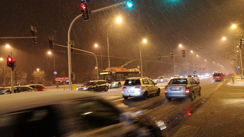 Trudne warunki drogowe spowodowane zalegającym błotem pośniegowym i śniegiem na al. Kraśnickiej