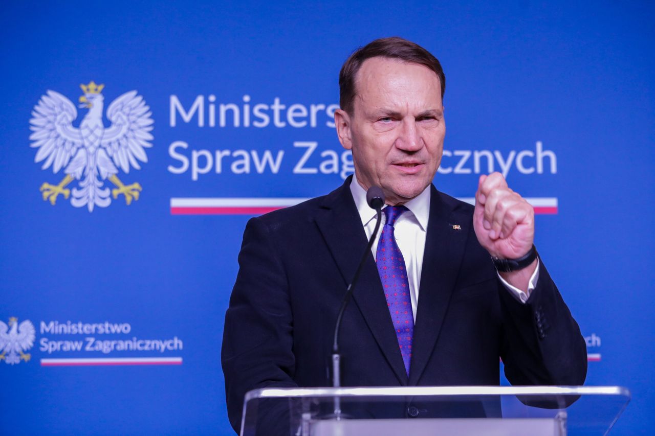 Sikorski ostro o słowach Cenckiewicza. "Pobiera pensję z polskiego budżetu"