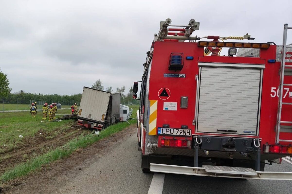 Wypadek z udziałem ciężarówki i busa na drodze ekspresowej S12 na wysokości m. Kajetanów