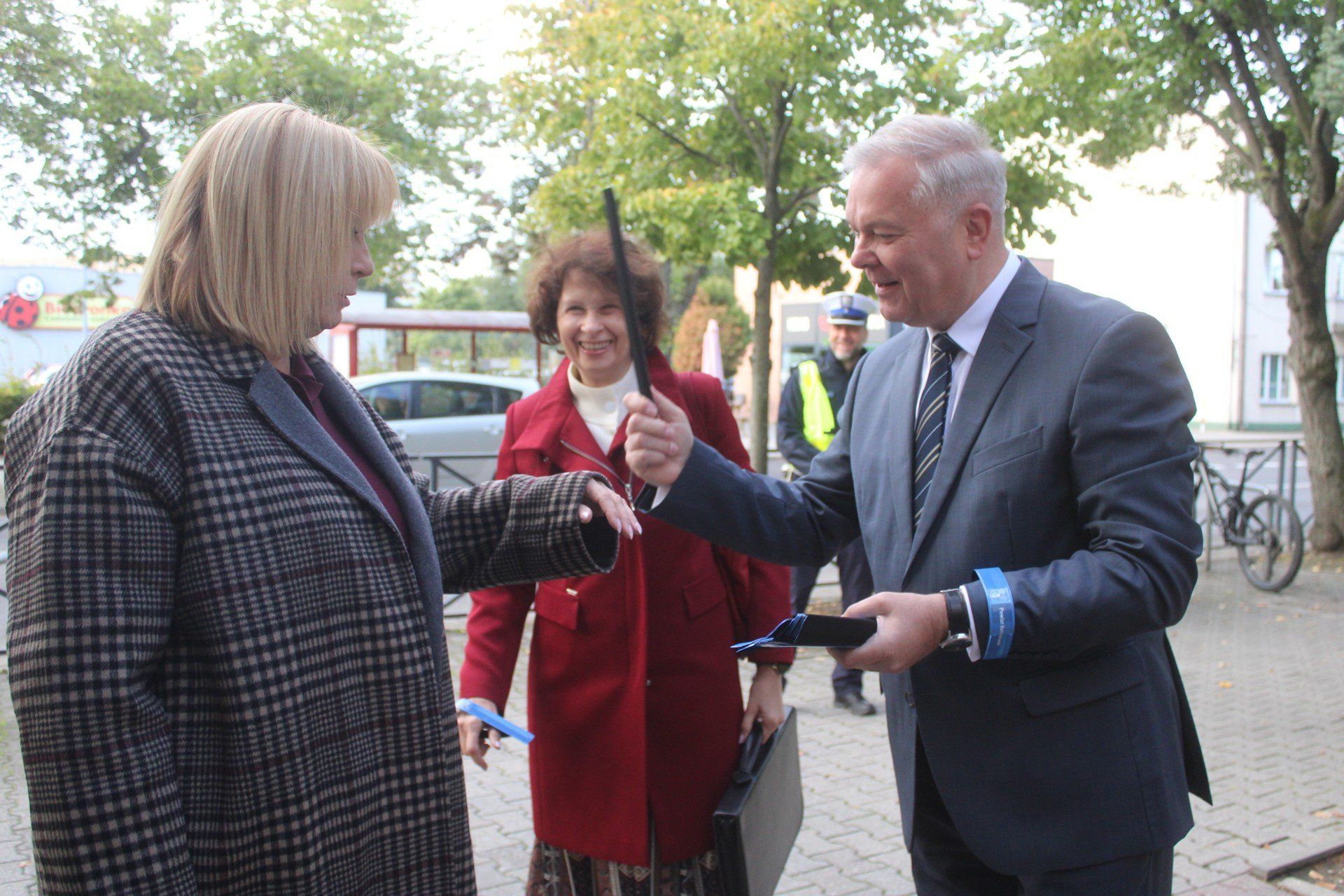 Bełchatów. Odblaski ratują życie - wspólna akcja Policji i Starostwa Powiatowego