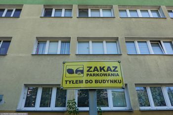 Przez 20 lat osiedlowy parking był bezpłatny. Teraz TBS chce za niego 90 zł miesięcznie
