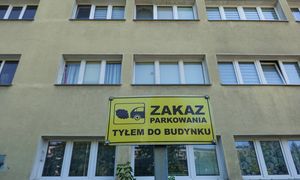 Przez 20 lat osiedlowy parking był bezpłatny. Teraz TBS chce za niego 90 zł miesięcznie