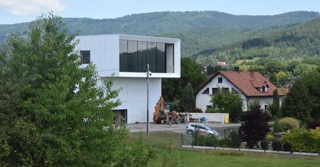 Zarzecze: To jeden z najdziwniejszych domów w Beskidach. Budynek jak peryskop na brzegu Jeziora Żywieckiego budzi spore emocje