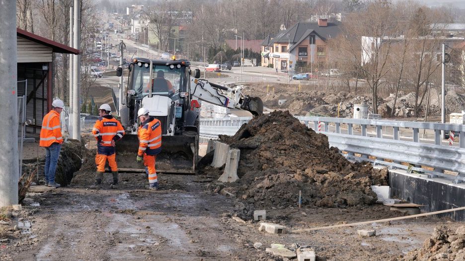 Bielsko-Biała. Pogoda się poprawiła i prace na ul. Cieszyńskiej ruszyły pełną parą. 