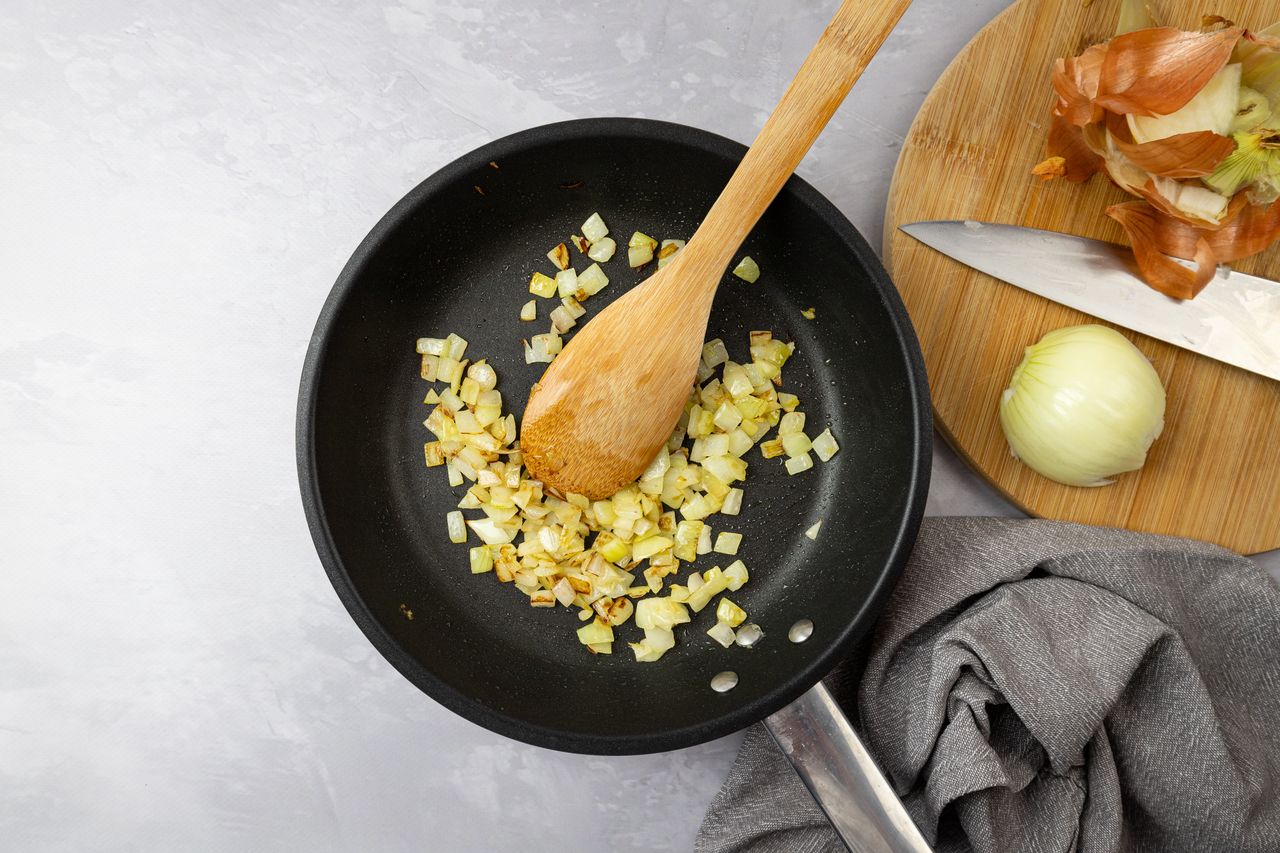 Dodaj w czasie smażenia cebuli. Już zawsze będziesz to robić