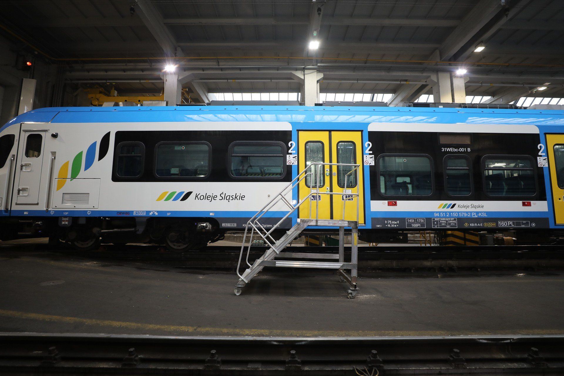 Na ten moment regionalny przewoźnik mógłby zatrudnić 200 nowych osób. Wiąże się to z planami inwestycyjnymi kolejowej spółki, która zamówiła już m.in. 35 nowych składów, a w przyszłym roku planuje obsłużyć aż 10 mln pasażerów.